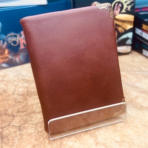 Couro Terracota Envelhecido 1 Mini Spellbook de Encarte para D&D, Pathfinder, Outros RPGs ou Cartões de Visita. Comporta 20 Cartões.