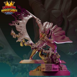 Könnte beinhalten: Eine detaillierte 3D-gedruckte Miniaturfigur eines Charakters in dynamischer Pose, der einen flaggenartigen Gegenstand schwingt. Die Figur trägt ein dunkles Outfit mit Umhang, und die Basis zeigt eine modellierte Szene. Das Legion Miniatures Logo ist sichtbar.