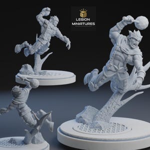 Może przedstawiać: Trzy szare miniaturowe figurki wojownika w akcji, trzymającego broń w kształcie kuli. Figurki są zamontowane na okrągłych podstawach z podporą w kształcie drzewa. Widoczne jest logo Legion Miniatures.