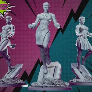 Puede incluir: Tres figuras grises de superhéroes en poses dinámicas. Cada figura está sobre un pedestal con una base texturizada. Las figuras visten un atuendo ajustado con falda y botas. El fondo es una mezcla de morado y verde azulado con líneas en zigzag negras.