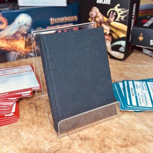 Tecido Preto Carvão 1 Encarte Mini Livro de Feitiços de Capa Dura para D&D, Pathfinder, Outros RPGs ou Cartões de Visita. Comporta 20 cartas.