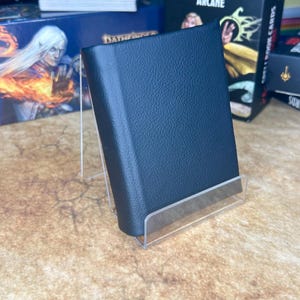 Mini livro de feitiços de capa dura com 2 inserções de couro preto, páginas de pergaminho marfim e um porta-cartões para D&D, outros RPGs ou cartões de visita