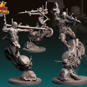 Könnte beinhalten: Graue 3D-gedruckte Figur einer Figur auf einem Motorrad, die eine Waffe hält. Die Figur steht auf einem runden Sockel. Das Logo "Legion Miniatures 3D Printing Designs" befindet sich in der oberen linken Ecke.