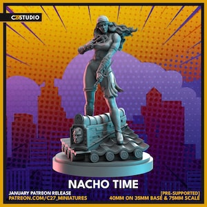 以下が含まれることがあります： 武器を持った女性戦士の灰色のミニチュアフィギュア。顔が彫られた詳細なプラットフォームに立っています。「NACHO TIME」の文字が下に表示されています。背景には都市景観とオレンジと黄色のバーストがあります。