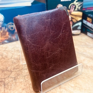 Couro Bourbon Envelhecido 1 Mini Spellbook de Encarte para D&D, Pathfinder, Outros RPGs ou Cartões de Visita. Comporta 20 cartas.