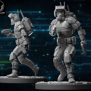 Può includere: Due figurine grigie di soldati futuristici, ognuna con una pistola. Indossano elmetti, armature e zaini. Le figurine sono su basi circolari. Il logo Wardlade Studio è nell'angolo in alto a sinistra.