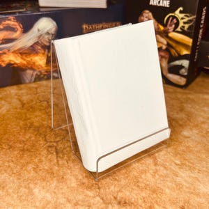 Mini livro de feitiços de capa dura com 2 inserções de couro branco, 128 páginas de pergaminho marfim e um porta-cartas para D&D, Pathfinder e outros RPGs