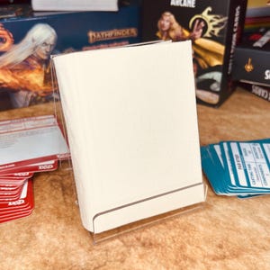 Mini livro de feitiços de capa dura com 2 inserções de tecido de marfim com 128 páginas de pergaminho de marfim e um porta-cartas para D&D, Pathfinder e outros RPGs