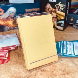 Tecido Amarelo Mostarda 1 Inserção Mini Livro de Feitiços de Capa Dura para D&D, Pathfinder, Outros RPGs ou Cartões de Visita. Contém 20 cartas.