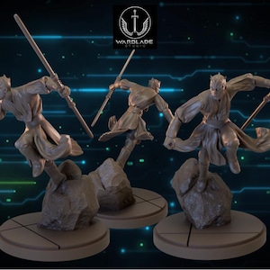 Peut inclure: Trois figurines marron d'un personnage en poses d'action, chacune tenant un bâton. Les figurines sont montées sur des bases en forme de rocher au sommet de plateformes circulaires. Le logo Wardlade Studio est visible.