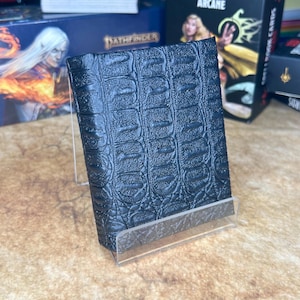 Mini livro de feitiços de capa dura com pele de crocodilo preta falsa, 2 inserções, 192 páginas de papel branco e um porta-cartões para D&D, Pathfinder e outros RPGs
