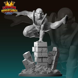 Op de afbeelding: Een grijze 3D-geprinte figuur van een superheld in een dynamische pose, bovenop een afbrokkelende bakstenen structuur. De figuur is kaal en draagt een nauwsluitende outfit. Het logo "LEGION MINIATURES 3D PRINTING DESIGNS" is zichtbaar.