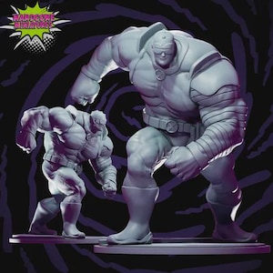 Op de afbeelding: Twee grijze, gespierde actiefiguurmodellen van een superheld, één groot en één kleiner, geposeerd op een platform. De grotere figuur staat in een dynamische houding, met een riem en vizier. De kleinere figuur staat in een vergelijkbare pose. Het Hardcore Miniatures-logo staat linksboven.