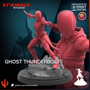 Puede incluir: Figura roja impresa en 3D de un personaje de la serie Ghost Thunderbolts. La figura está en una pose dinámica, sosteniendo un arma. La base es gris y el texto "GHOST THUNDERBOLTS" es visible.