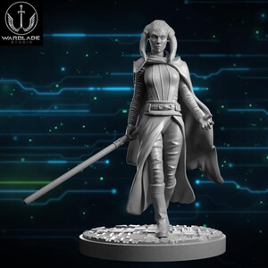 Peut inclure: Figurine grise d'un personnage féminin avec un sabre laser, portant un long manteau et des bottes. La figurine a un design détaillé et se tient sur une base circulaire. Le logo Wardlade Studio est dans le coin supérieur gauche.