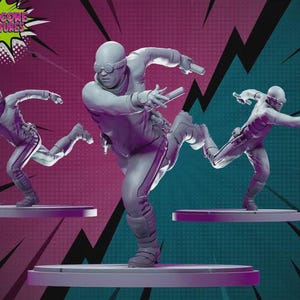 Op de afbeelding: Drie grijze actiefiguren in dynamische poses, elk op een cirkelvormig platform. De figuren dragen een bril en futuristische outfits en houden cilindrische voorwerpen vast. De achtergrond heeft een paars en blauwgroen kleurenschema met zwarte bliksemontwerpen.