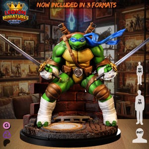 Könnte beinhalten: Eine grüne und beige Leonardo-Statue von den Teenage Mutant Ninja Turtles, die zwei Katanas hält. Die Statue steht auf einem Ziegel- und Steinsockel mit blauem Bandana. Das Bild enthält den Text "LEGION MINIATURES 3D PRINTING DESIGNS" und "NOW INCLUDED IN 3 FORMATS". Die Statue ist 7,5 cm hoch.