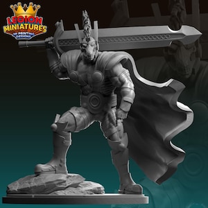 以下が含まれることがあります： 大きな剣を持った戦士の灰色の3Dプリントフィギュア。フィギュアは鎧とマントを着用しています。「LEGION MINIATURES 3D PRINTING DESIGNS」のロゴが左上にあります。戦士は岩の上に立っています。