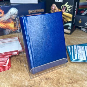 Mini livro de feitiços de capa dura com 2 inserções de couro sintético azul marinho com 384 páginas pautadas para D&D, Pathfinder e outros RPGs