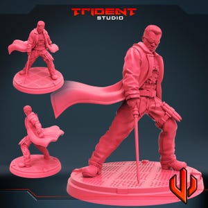 Könnte beinhalten: Eine pinkfarbene Figur einer Figur in einem langen Mantel, Sonnenbrille und mit einem Schwert. Die Figur steht auf einem runden Sockel. Das Trident Studio-Logo befindet sich oben links.