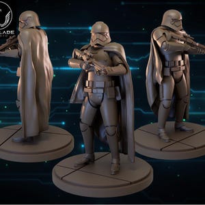 Puede incluir: Tres figuras grises de Stormtroopers de la Primera Orden, cada una posando sobre una base circular. Los soldados visten cascos y armaduras, sosteniendo blasters. Cada figura tiene una capa. El logotipo de Wardlade Studio está en la esquina superior izquierda.