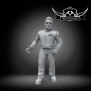 Può includere: Statuetta grigia di una persona in uniforme, con la scritta "Black Remnant" sopra. La figura indossa una giacca, pantaloni e stivali. La figura è in piedi con un braccio teso.