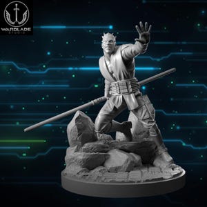 Peut inclure: Une figurine miniature en résine grise non peinte représentant un guerrier humanoïde cornu dans une pose de combat dynamique. Le personnage porte une tunique avec une large ceinture, tient un long bâton et se tient sur un socle rocheux.