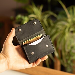 Mini billetera de cuero / Bolsillos para tarjetas, monedas y efectivo / Diseño compacto y duradero / Cosido a mano / Negro o marrón