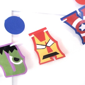 Pu&ograve; includere: Uno striscione colorato con personaggi di supereroi. Lo striscione presenta un Hulk verde, un Iron Man rosso e giallo e un Captain America rosso, bianco e blu. Lo striscione &egrave; perfetto per una festa a tema supereroi.