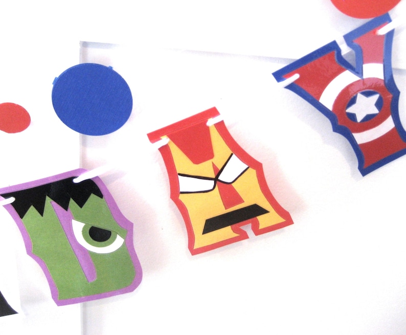 Pu&ograve; includere: Uno striscione colorato con personaggi di supereroi. Lo striscione presenta un Hulk verde, un Iron Man rosso e giallo e un Captain America rosso, bianco e blu. Lo striscione &egrave; perfetto per una festa a tema supereroi.