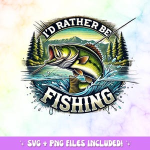 Peut inclure: Illustration numérique d'un achigan à grande bouche sautant hors de l'eau, avec une canne à pêche et le texte "I'D RATHER BE FISHING". Le design comprend un paysage de montagne et des pins, avec des éclaboussures d'eau. L'image a un fond coloré.