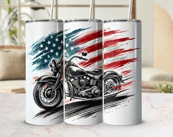 Op de afbeelding: Witte beker met een zwarte motorfietsillustratie tegen een achtergrond van de Amerikaanse vlag. Het vlagontwerp bevat blauw met witte sterren en rode en witte strepen, wat een patriottisch thema creëert.