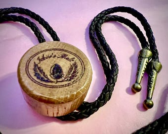 Cravate Bolo avec bouchon de bouteille de whisky japonais Ichiro's Malt