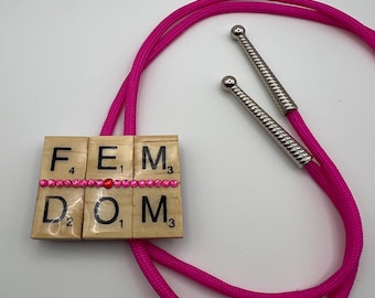 Cravate Bolo FemDom Carreaux de Scrabble
