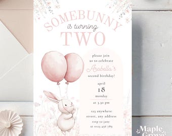 Könnte beinhalten: Eine rosafarbene und weiße Geburtstagseinladung mit einem Hasen, der Ballons hält. Die Einladung lautet "Somebunny is turning two" und enthält den Namen "Arabella's" und das Datum "April 18th".