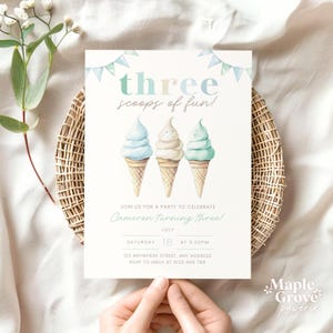 以下が含まれることがあります： 「three scoops of fun!」のテキストが入った誕生日パーティーの招待状には、パステルカラーの水彩アイスクリームコーンが3つ描かれています。招待状にはパーティーの詳細と「Cameron turning three!」のテキストが含まれています。