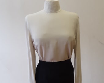 1980s, buste de 38 po, crêpe de soie blanche, chemisier Armani à manches longues.