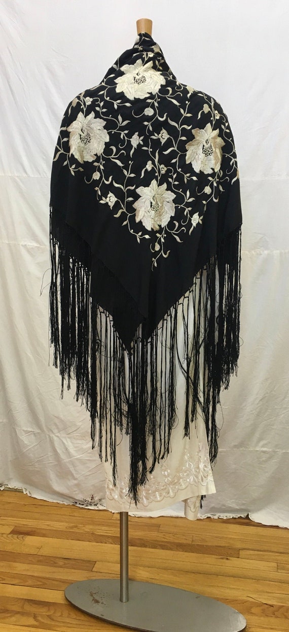 Victorian Trading Floral Fringe Piano Shawl Black Red Roses Victorian Trading Floral Fringe Piano Shawl Black Red Roses