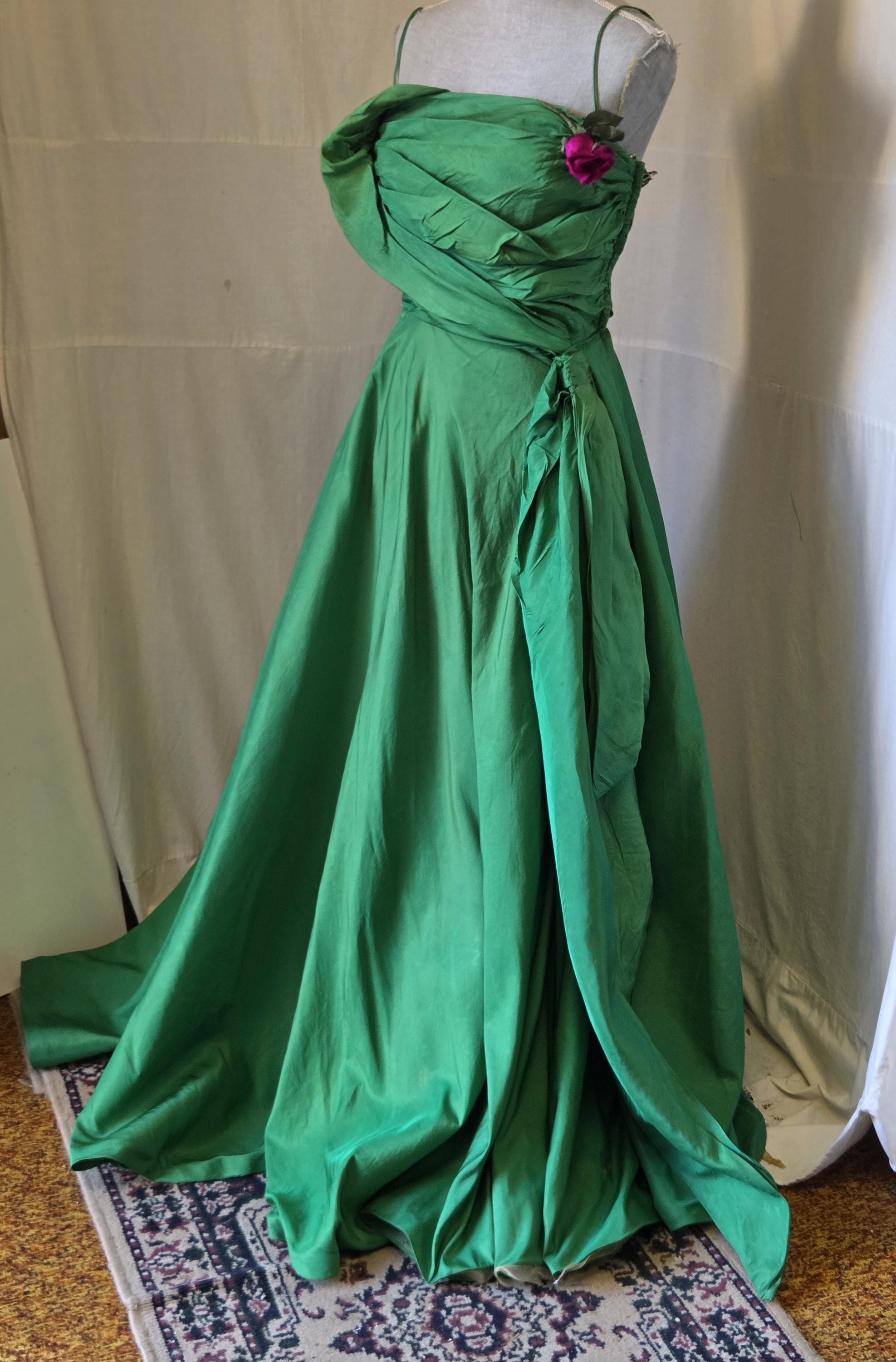 1940s, 32" bust. 24" waist, green silk taffeta ball gown 1940s, 32" bust. 24" waist, green silk taffeta ball gown