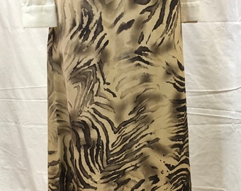 Années 1990, taille de 30 », jupe en soie d’impression animale abstraite écru et noire.