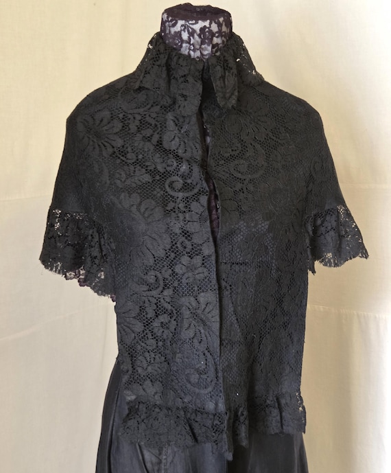 1880s, 40" across chest, black lace ruff around neck,