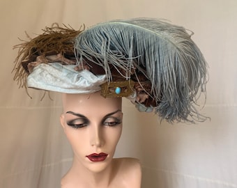 Cappello anni '10 con piume di struzzo marroni e grigie