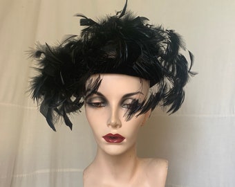 1950, sombrero de plumas negro