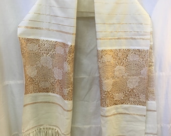 1980s, 21"×75", cream colored lightweight shawl,