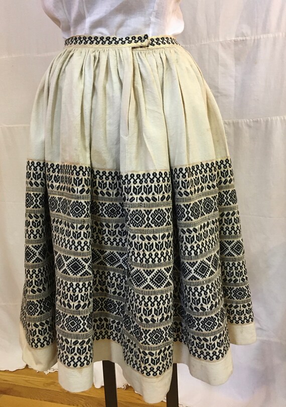 1950s, 26" waist, hand loomed linen embroidered s… - image 3