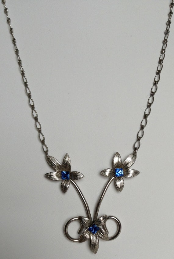 Beautiful art deco 1920/30's floral blue necklace
