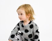 Moderne schwarz und grau Polka Dot Girls langen Ärmeln Kleid mit Drop-Ärmeln. Größen 12 Monate bis 8 Jahre.