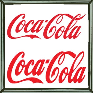Könnte beinhalten: Zwei rote Coca-Cola-Logos auf weißem Hintergrund. Die Logos sind in einer klassischen Schriftart.
