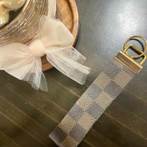 Pulseras: lona con herrajes dorados o herrajes de bronce.