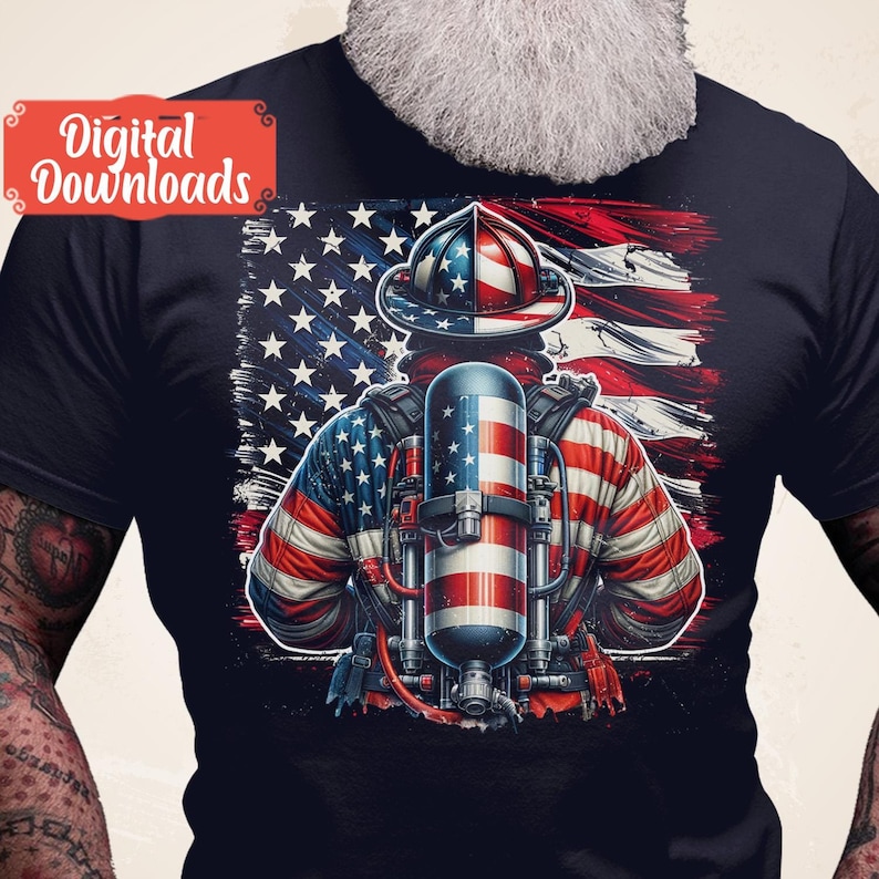 Pu&ograve; includere: Un vigile del fuoco con casco e autorespiratore, in piedi davanti a una bandiera americana. Il vigile del fuoco indossa una divisa con il design della bandiera americana.